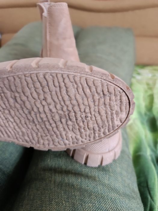 Дамски велур бежави боти