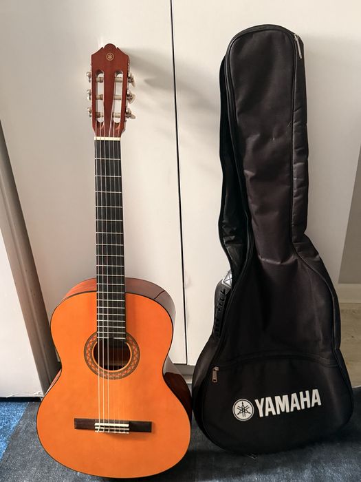 Классическая гитара от yamaha