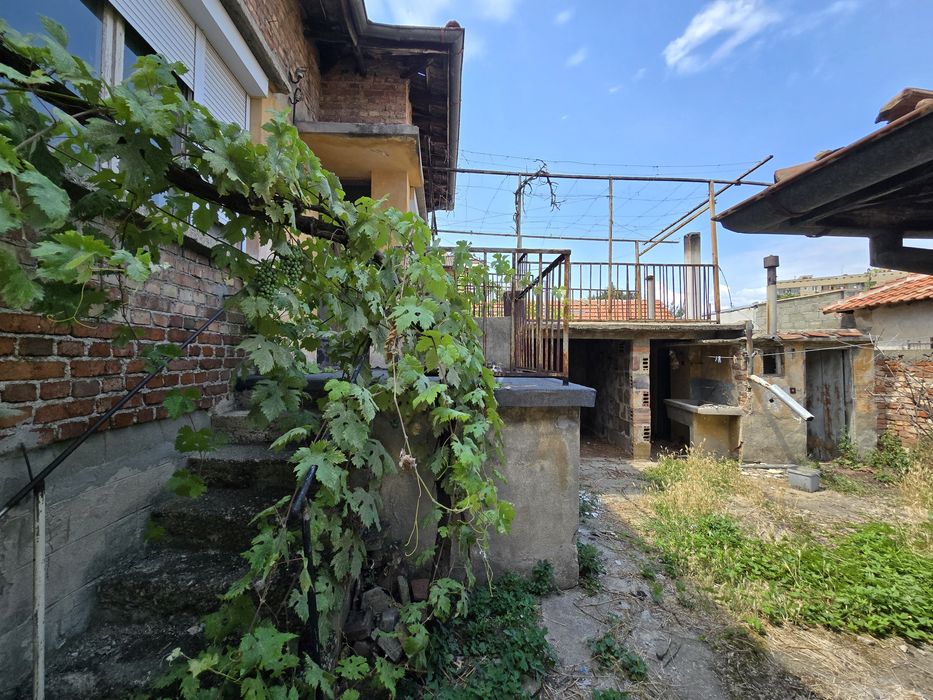 БЕЗ КОМИСИОН ОТ КУПУВАЧА  Къща в гр.Казанлък, в тих и спокоен квартал