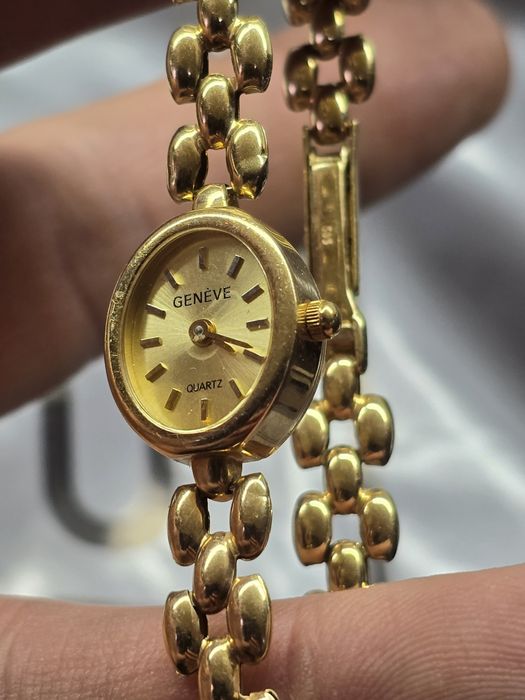 Золотые женские часы..