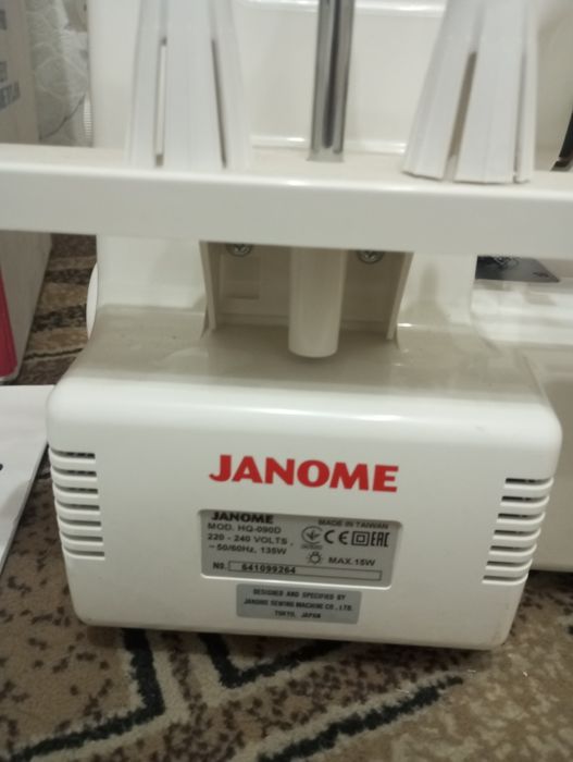 Продам Оверлок Janome HQ-090D белый