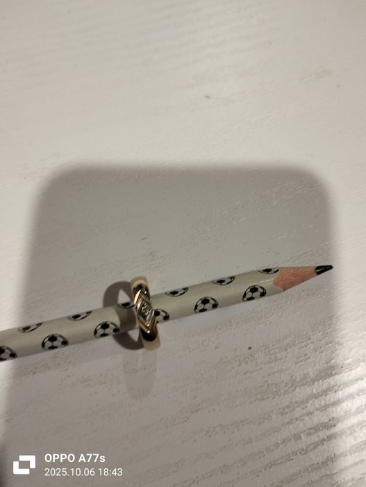 Продам золотое кольцо с бриллиантом