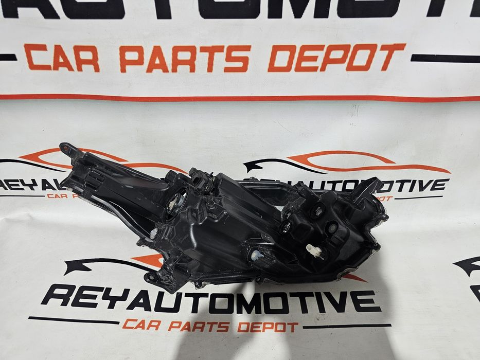 Far stanga Toyota Yaris 4 dupa 2020