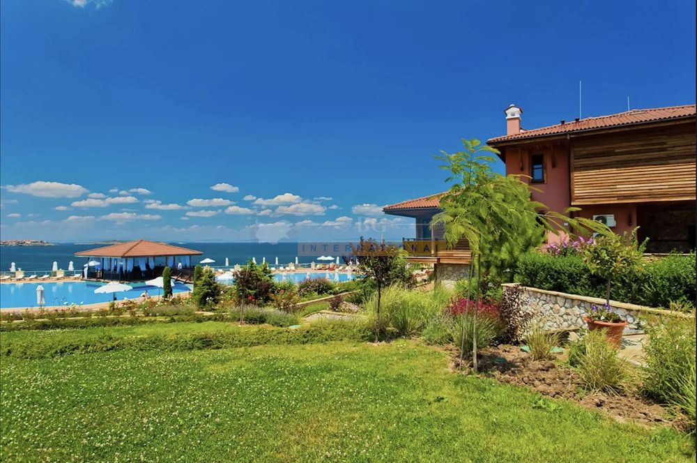 Продава се Къща в Созопол - 490 кв.м за 986 €/кв.м - Снимка #2