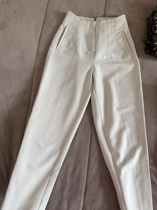 Панталон в бежев цвят.