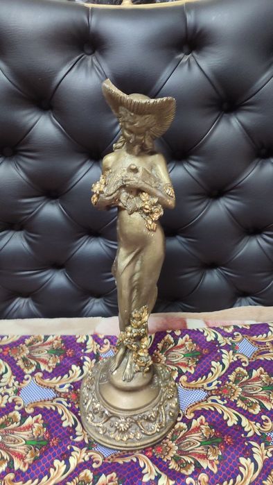 Скульптуры девушка с голубем