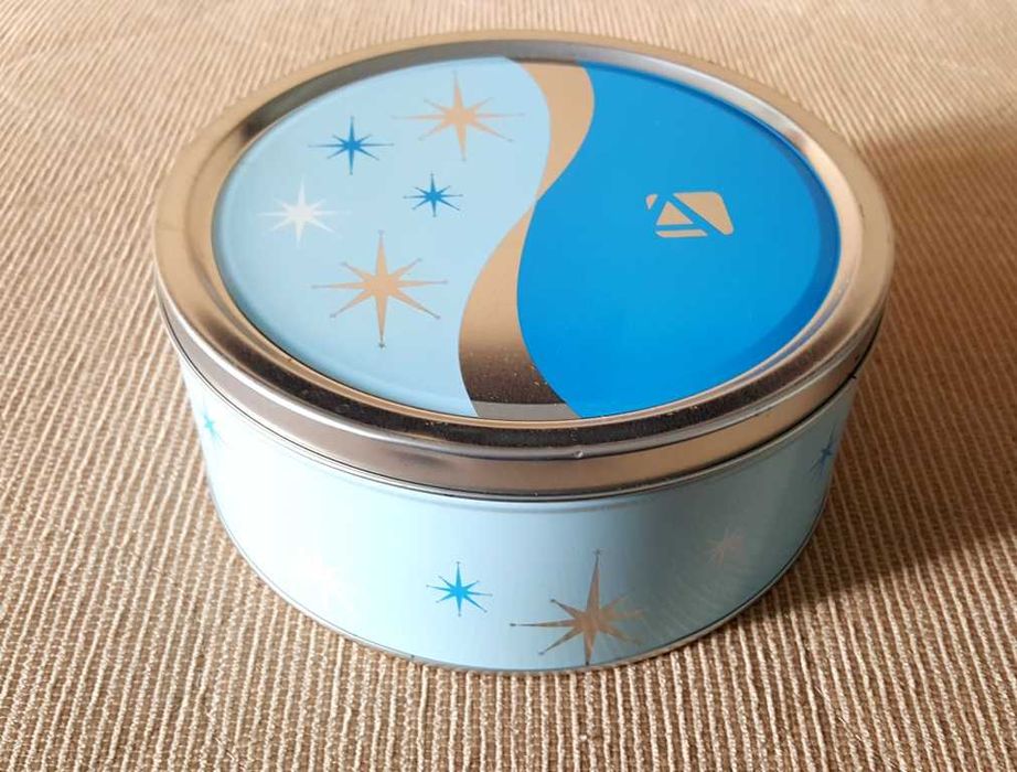 Cutie rotundă metalică cu diametrul de 19 cm.