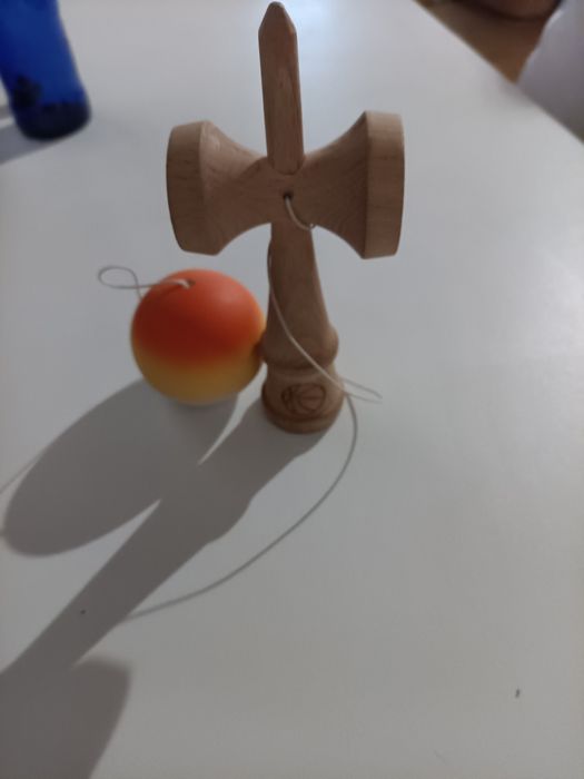 Vând Kendama Rubber 18