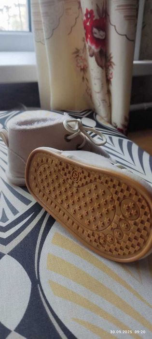 Продам детские кроссовки