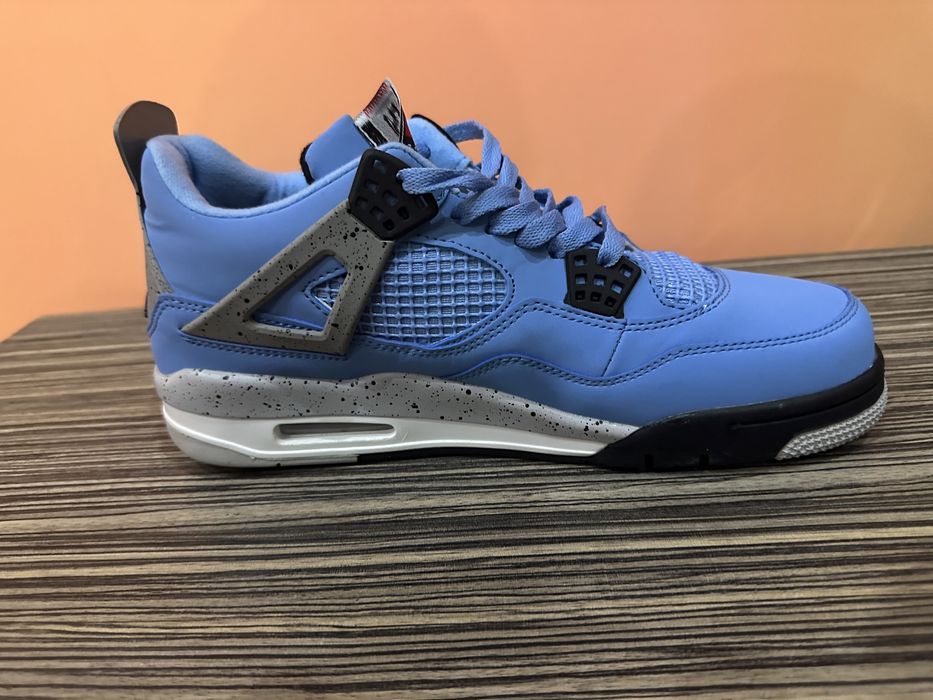 Продавам  jordan 4 university blue
