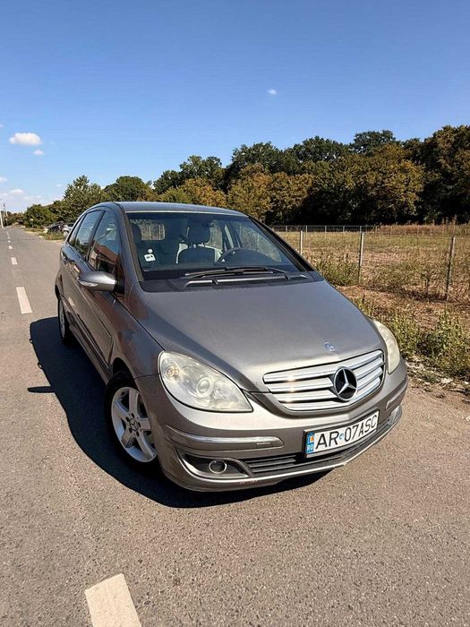 Mercedes-Benz B 180