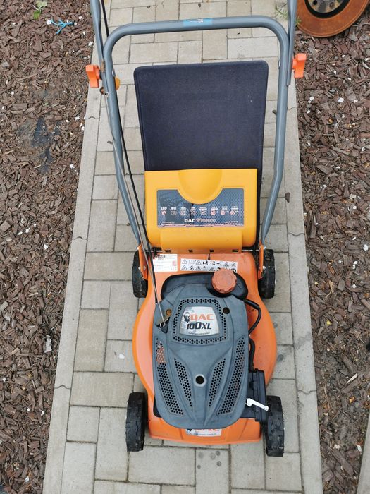 Mașina tuns iarba ruris