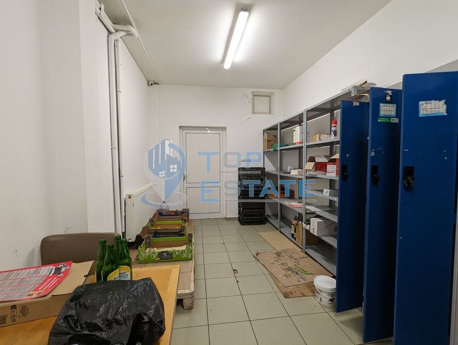 Търговска сграда на два етажа в центъра на град Златарица