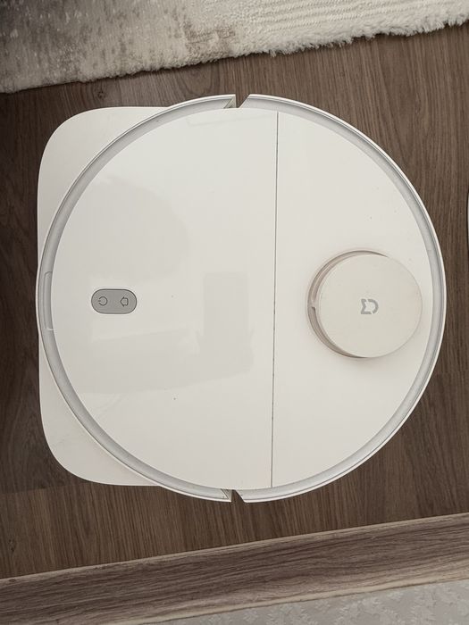 Робот-пылесос (с базой самоочистки) б/у