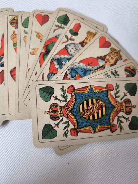 Продавам две тестета карти Altenburger Скат карти