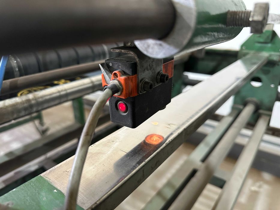 Автомат за конфекция на пликове с тристранен шев със серво мотор