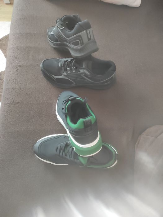 De vanzare 2 perechi incaltaminte sport