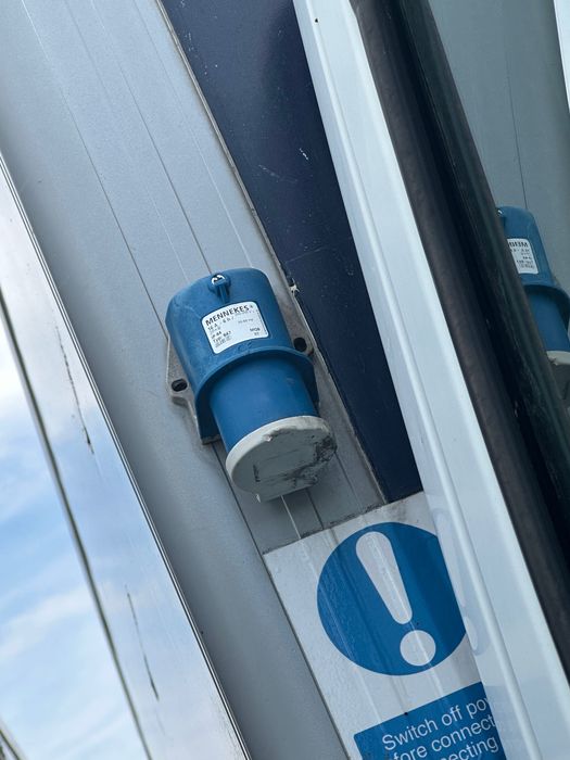 Продавам термоизолиран фургон с агрегат хубард