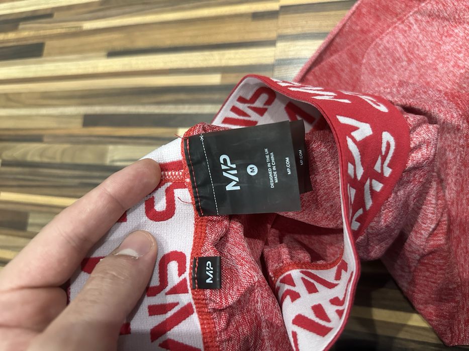 Клин на MyProtein син и червен