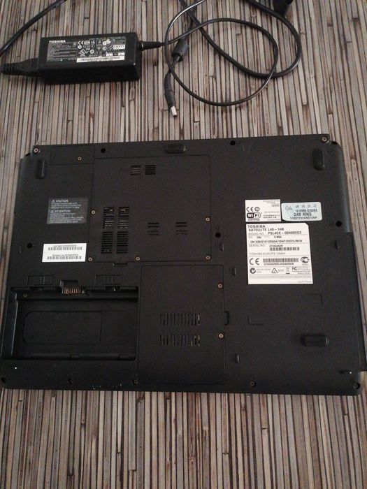 Лаптоп Toshiba + подарок мишка.