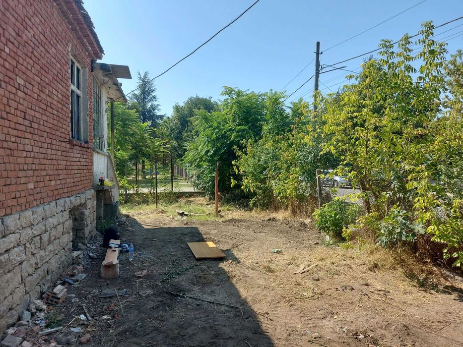 Къща с масивна постройка