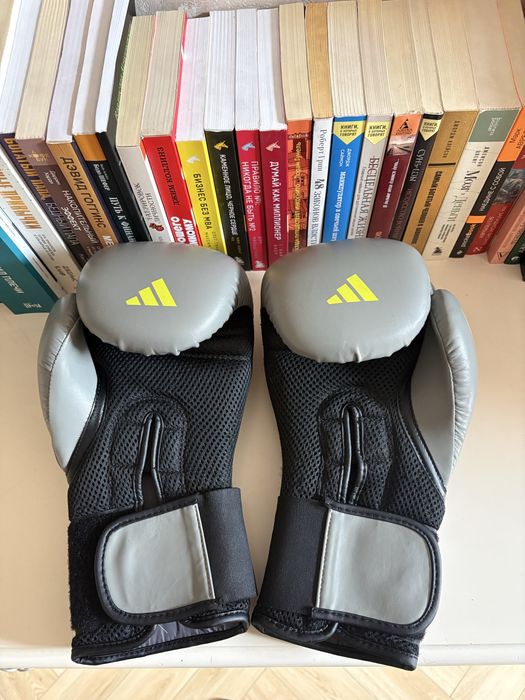 Боксёрские перчатки Adidas