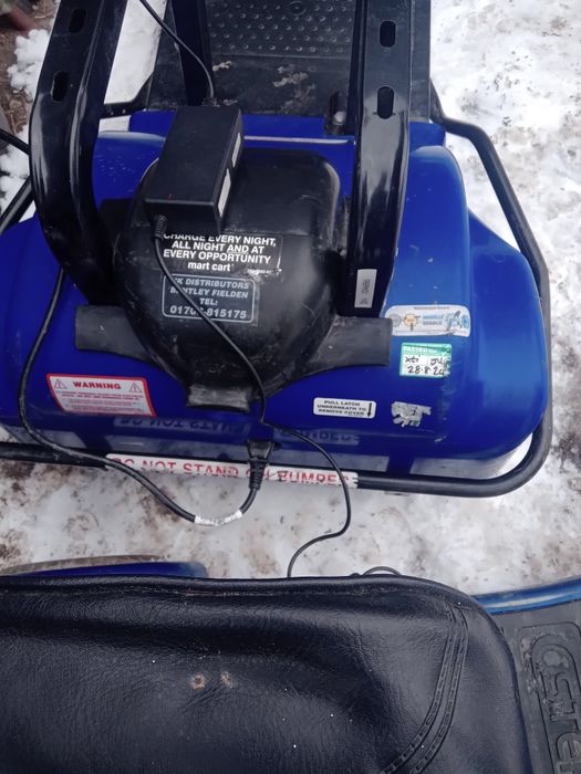 Vind două cărucioare electrice Sterling pentru persoane dizabilități