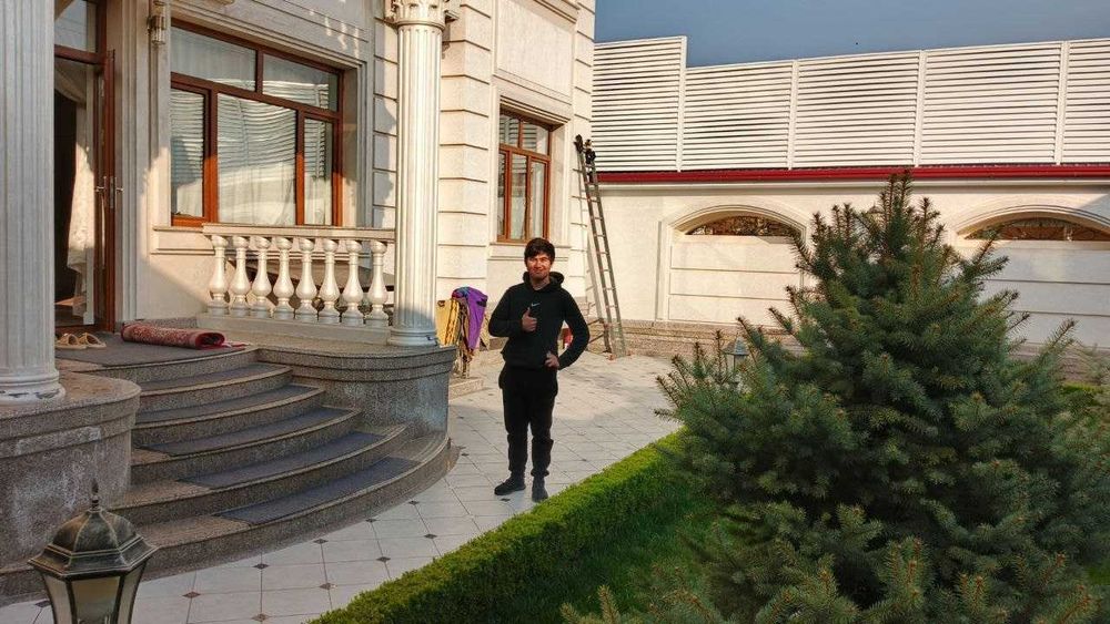 Совремнный металический забор жалюзи красиво и надежно.