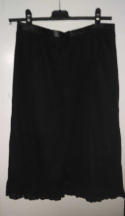 Fusta Noua de la United Colors of Benetton , model foarte frumos, este foarte frumos lucrata, calitativa,  culoare neagra