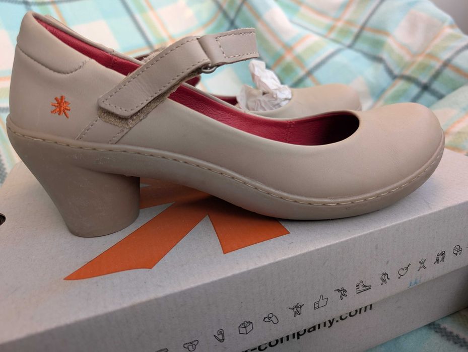 Dr. Martens, Converse, Art Company, Nike маратонки, кецове сандали