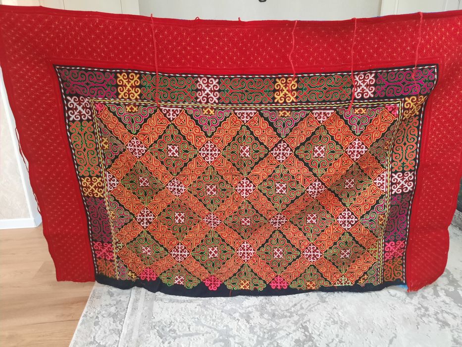 Түс киіз сатылады.