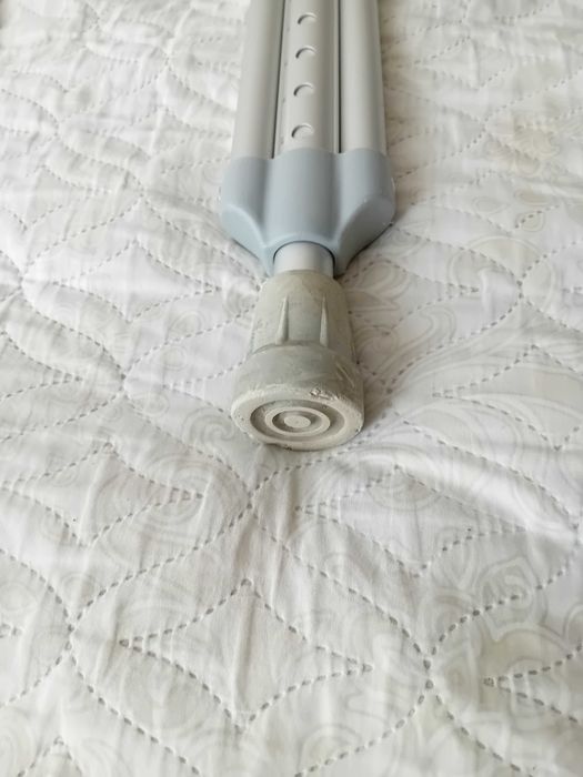 Подарявам патерици