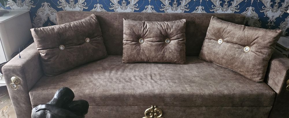 Продавам холов диван.