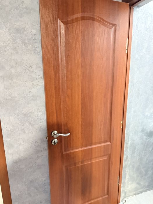 Продам двери с косяками и с ручками