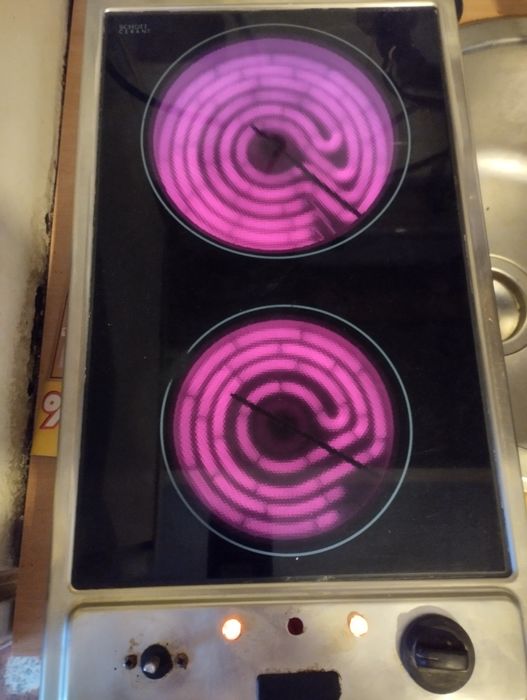 Двоен керамичен плот.Керамичен плот-котлони за вграждане AEG