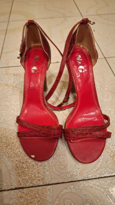 Червени кожени сандали с ток – характер и стил