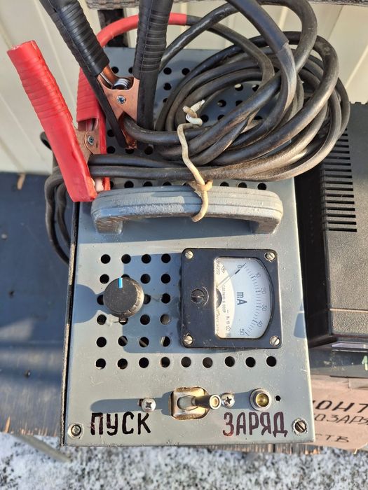 Продам зарядку на авто.