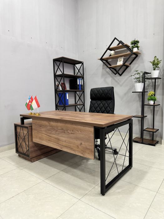 Stol ostidagi ofis fotosurati