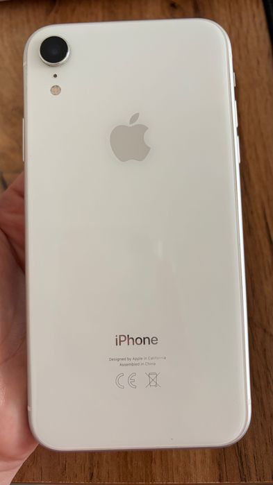 iPhone XR б/у с зарядкой (оригинал)