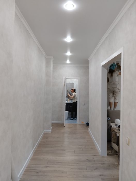 Поклейка обоев и галтелей