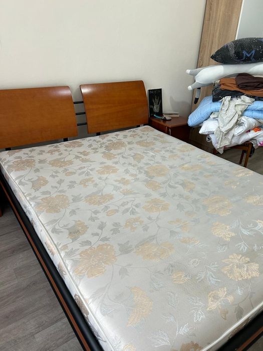 Продам кровать с матрасом.