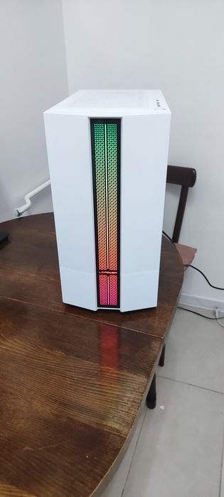 Компютър геймърски  ryzen 5600x ,rx 6600xt ,16 рам 3000mhz, захр.650+