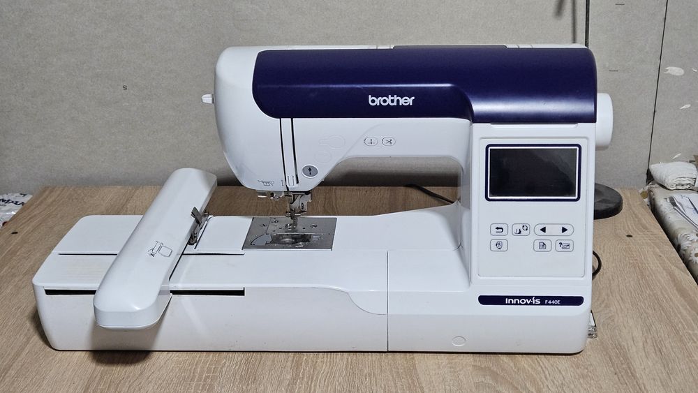 Masina de brodat computerizata f440e