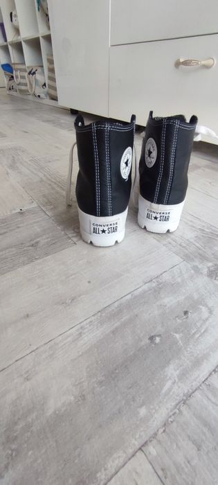 Converse  din piele moale.