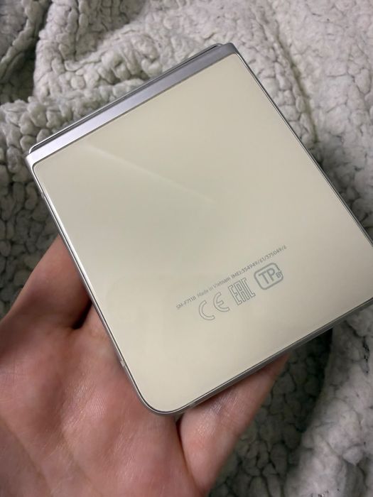 Продам Samsung Z Flip 3 256 gb