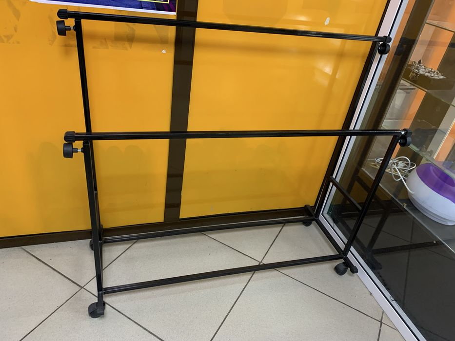 Продам вешалку рейл