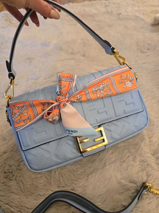 Светлосиня дамска чанта FENDI baguette