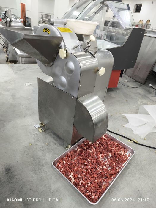 Музлаган гу́штларни кубик шаклида кессибберувчи ускуна