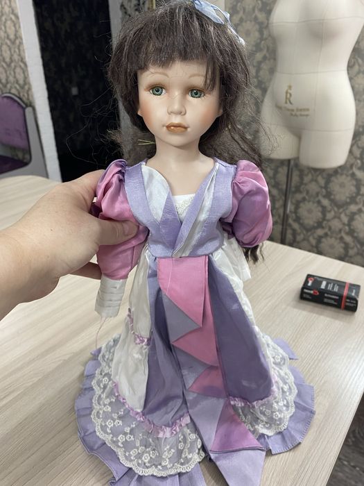 Фарфоровая кукла