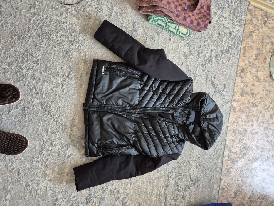 Продам мужскую куртку с капюшоном